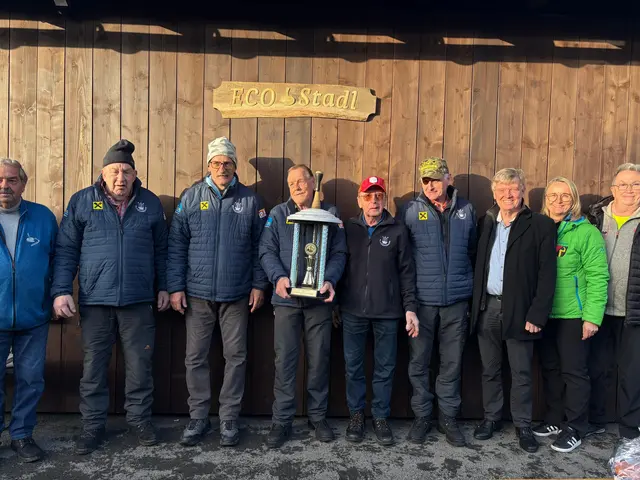 Sieger EV Fieberbrunn mit den Gratulanten; vl. Georg Brunner, Michael Hochfilzer, Heinz Huber, Christian Erhart, Bernd Gasteiger, Roman Wörgötter, Bürgermeister Hans Schweigkofler, EC O Obmann Stv. Janet Rosenkranz und Bezirksobmann Andi Aberger | Foto: Barbara Hofer