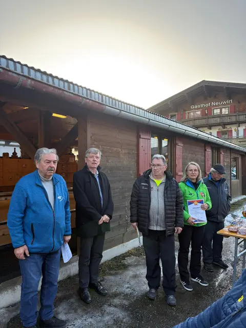 Die Offiziellen; Vereinsobmann Georg Brunner, Bürgermeister Hans Schweigkofler, Bezirksobmann Andi Aberger, EC Oberndorf Vizeobmann Janet Rosenkranz und Rudi Volstuben  | Foto: Barbara Hofer