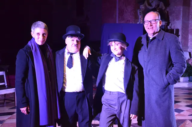 Auch Bischof Hermann Glettler begab sich mit den „Hallo! Hallo, Licht!“ - Theater-Team auf die Suche nach dem Licht.  | Foto: Schletterer