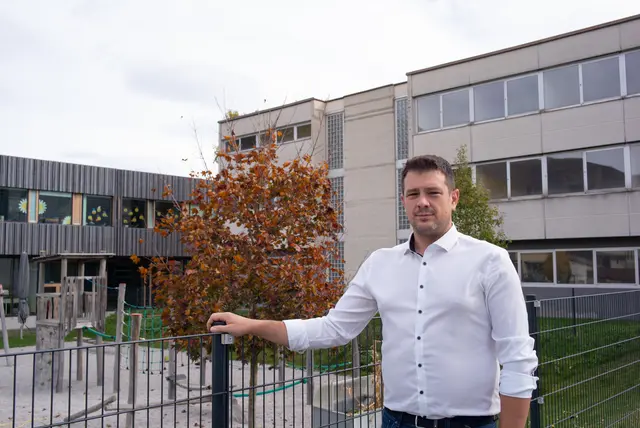 Die Fläche des Gerichtsgebäudes (hinter René Blum) soll den bestehenden Schulgarten ergänzen. | Foto: Santrucek