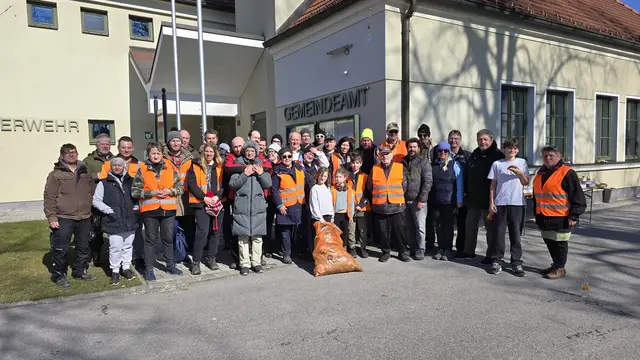 Mit vollem Elan gingen die Freiwilligen in Glinzendorf an die Flurreinigung heran.  | Foto: Gemeinde Glinzendorf