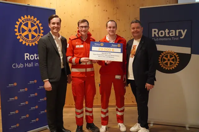 Die feierliche Übergabe der 23.000€ mit den Vertretern der Rotaryclubs Hall und Wattens und des Roten Kreuzes Hall und Wattens. | Foto: AMG
