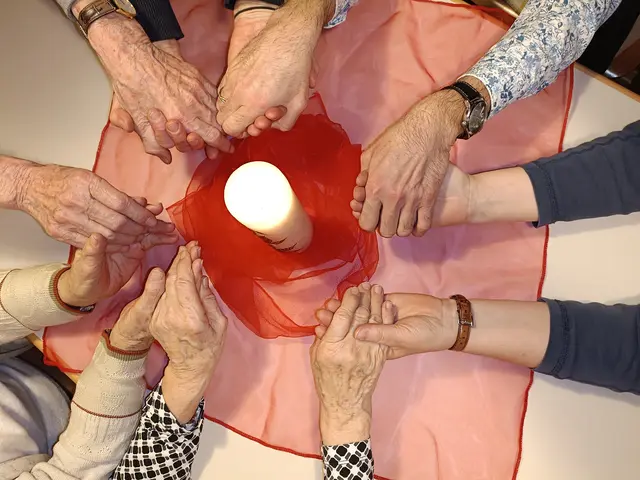Helfende Hände sind gesucht: Die Vinzensgemeinschaft setzt auf ehrenamtliche Mitarbeitende, die Hilfesuchenden zur Seite stehen.  | Foto: Vinzensgemeinschaft Hall-Schönegg