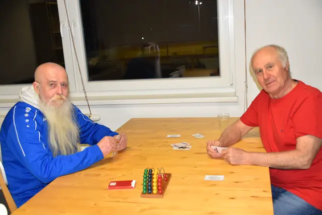 In der Kantine wurden Bummerln ausgespielt: Reinhard "Paddler" Karner und Alfred "Fredi" Koch | Foto: MeinBezirk/Michael Strini