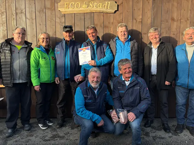 Rang 2 EC Brixen mit den Gratulanten; Andi Aberger, Janet Rosenkranz, Josef Fuchs, Andreas Kofler, Hans Ehrensberger, Bürgermeister Hans Schweigkofler, Georg Brunner; kniend Max Pöll, Christian Beihammer. | Foto: Barbara Hofer