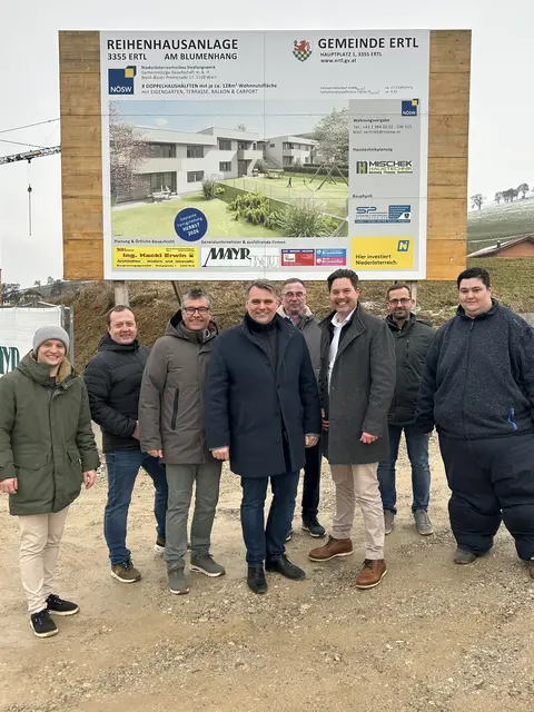 Peter Edermayr (ÖBA), Christian Matzenberger (Vize-Bgm.), Josef Forster (Bgm.), Lukas Michlmayer (LAbg.), Franz Forster (Prok. Mayr Bau), Hannes Kaiser (GF NÖSW), Christian Schallauer (Bauleiter), Thomas Kerschbaumer (GF Hackl). | Foto: Gemeinde Ertl