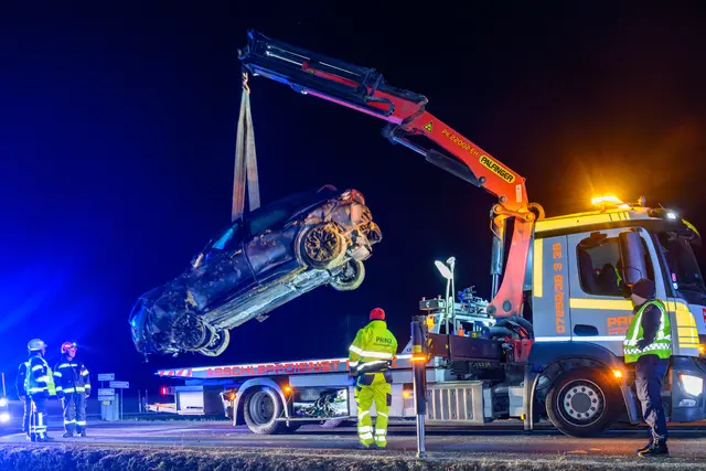 Der verunfallte Pkw wurde mittels Kran geborgen. | Foto: TEAM FOTOKERSCHI / WERNER KERSCHBAUMMAYR