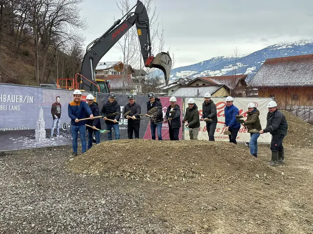 Machten gemeinsam den ersten Spatenstich der Villa Julia: v.l. Lukas Kruckenhauser und Arno Leimser (Raiffeisenbank Hall), Hannes Monz, Peter Bereiter und Oliver Sprenger (HORICON Wohnbau), Alexander Protopopow und Paulo Pita-Gros (Architektenteam), Niklas Kronthaler, Rainhard Haun, Betina Pippan, Harald Rainer (Baufirma Lang) | Foto: HORICON