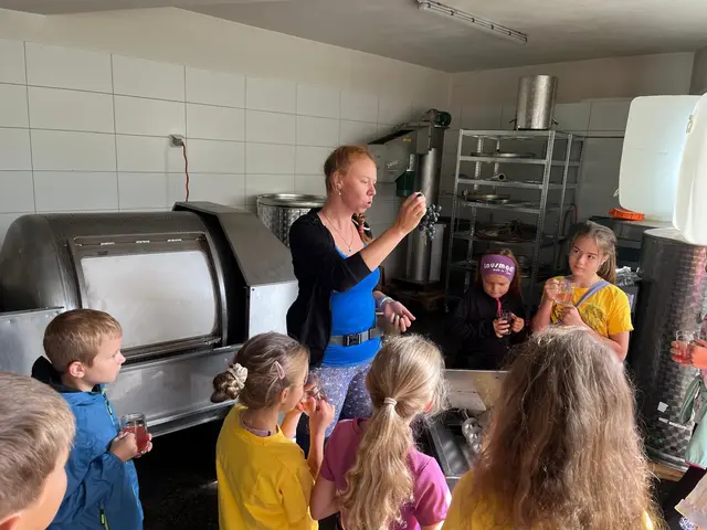 Anna Gutleben erklärt den Prozess von Traube zu Saft im Weinkeller und ist damit ein Beispiel dafür, dass Bäuerinnen die Landwirtschaft in die Gemeinschaft tragen.  | Foto: Gutleben