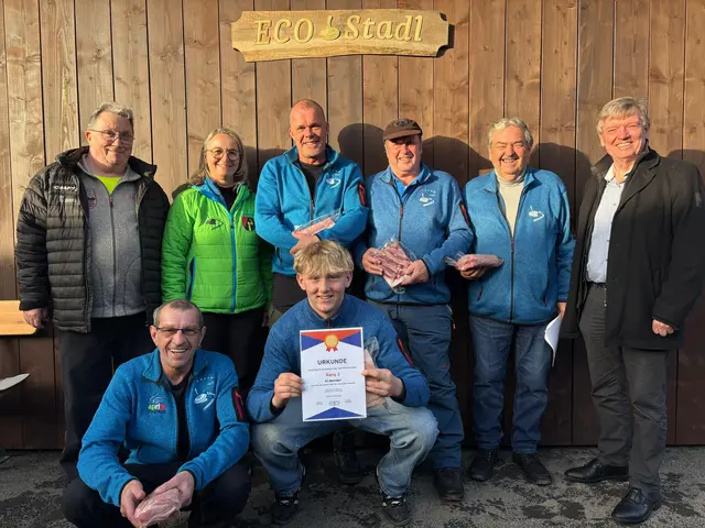Rang 3 EC Oberndorf mit den Offiziellen, vl stehend Andi Aberger, Janet Rosenkranz, Walter Ritter, Alois Adelsberger, Georg Brunner und Bürgermeister Hans Schweigkofler, kniend Manfred Hörl und Lorenz Hofer | Foto: Barbara Hofer