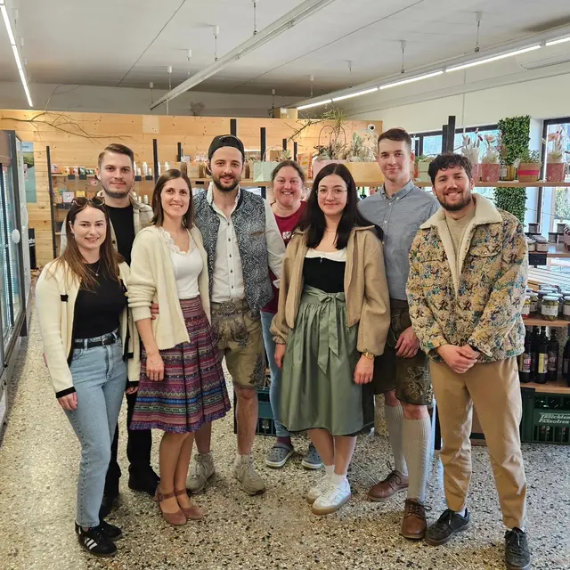 Markus Freiinger (4. von links) mit seinem Team bei der Eröffnung des neuen Vasoldsberger Bauernladen | Foto: Markus Freiinger / Facebook