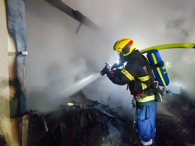Aus bislang unbekannter Ursache stand ein Nebengebäude eines Wohnhauses in Flammen. | Foto: FF Loosdorf