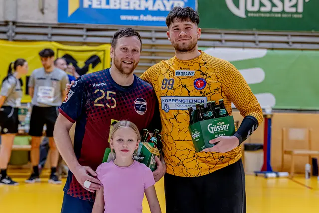 Die besten Spieler: Marek Kovacech (Leoben) mit seiner Tocher, Fünfhaus-Torhüter Dominik Frank. | Foto: Robert Edegger