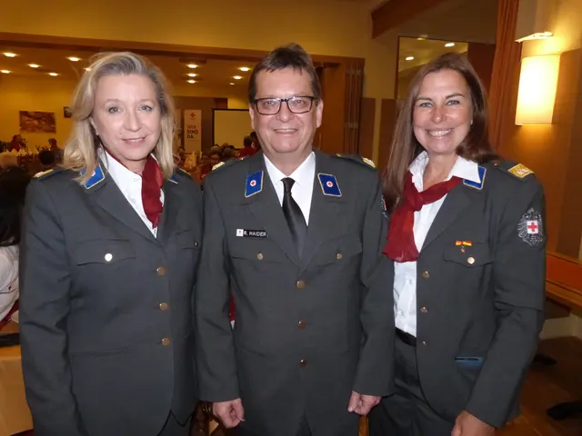 Petra Herz, Bezirks­stel­len­lei­terin-Stellvertretin, Ing. DI Rudolf Haider, Bezirksstellenleiter und Angelika Mileder Bezirksstellenleiterin Stellvertreterin begrüßten die zahlreichen Mitarbeiterinnen und Mitarbeiter am Eingang.  | Foto: Vanessa Wittmann