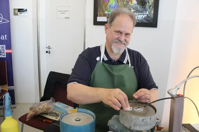 Peter schleift die Mineralien zu Anhängern
