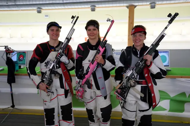 Jasmin Kitzbichler (Mitte - SG Thierberg) holte Gold bei den Luftgewehr-Landesmeisterschaften in Innsbruck vor Rebecca Köck (SG Absam) und Olivia Hofmann (SG Hötting). | Foto: Christian Kramer / TLSB