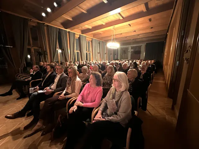 Der Rathaussaal war restlos ausverkauft.  | Foto: Lisa Stöckl