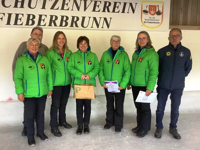 Rang 2 EC Oberndorf Monika Friedl, Barbara Hofer, Herta Stöckl, Vreni Groder und Janet Rosenkranz, mit den Gratulanten Andi Aberger und Markus Holzmann | Foto: Christian Erhart
