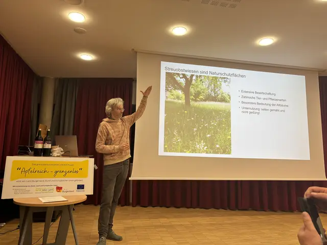 Jan Oestmann von der Wieseninitiative referierte über die Wichtigkeit Streuobstwiesen zu erhalten.  | Foto: Elisabeth Kloiber
