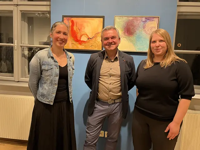 Barbara Mathes und Romana Schweiger-Domnanovich stellen ihre Werke in der KUGA aus. Am Bild mit Galerieleiter Manfred Leirer. | Foto: Gesa Buzanich