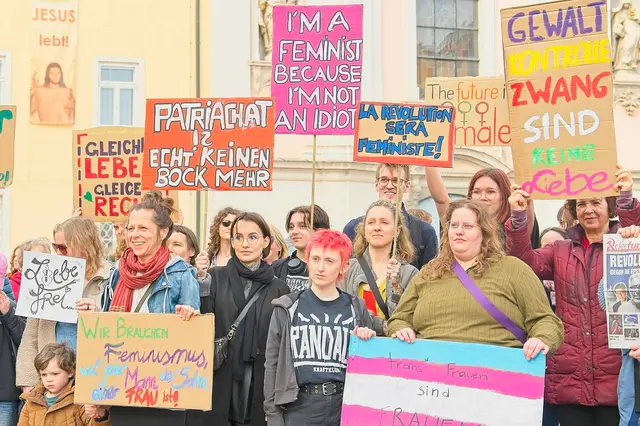 Mit bunten Schildern fand am Rathausplatz eine Kundgebung anlässlich des feministischen Kampftages statt. | Foto: Katharina Schrefl