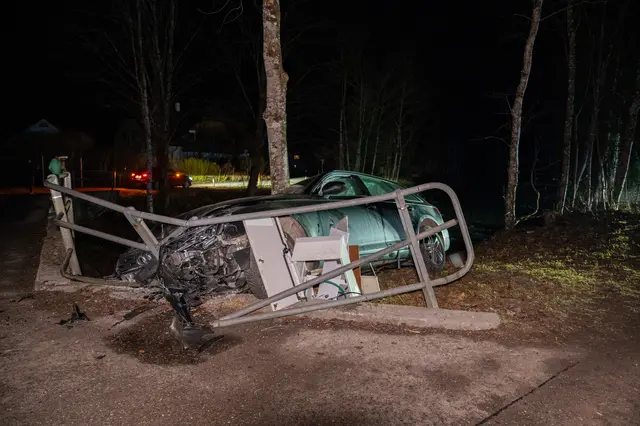 Das Auto wurde beim Unfall schwer beschädigt.  | Foto: FOTOKERSCHI / DAVID RAUSCHER