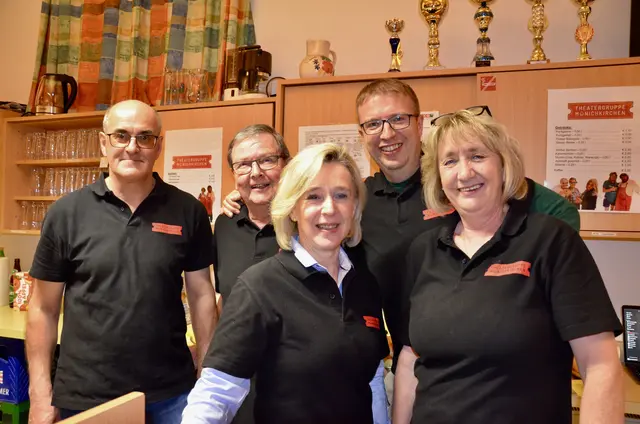 Der Pfarrgemeinderäte versorgten die Gäste mit Speis und Trank. | Foto: Elisabeth Peinsipp