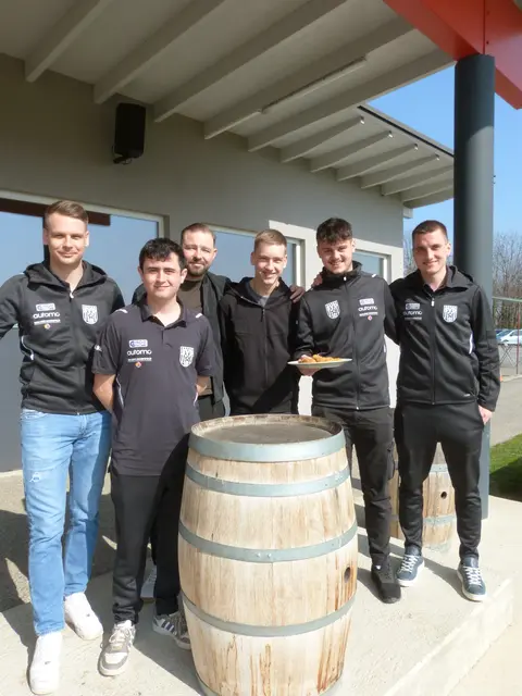 Die Sportler des SVD, darunter Philipp, Dominik, Martin, Tobias, Emilio und Fabian freuten sich über die zahlreich erschienen Gäste.  | Foto: Vanessa Wittmann
