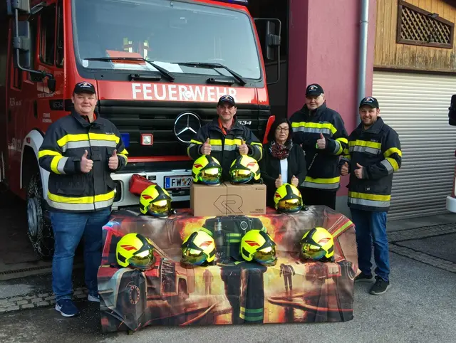 Mitglieder der Freiwilligen Feuerwehr Steinhaus am Semmering mit Spitals Bürgermeisterin Maria Fischer. | Foto: FF Steinhaus