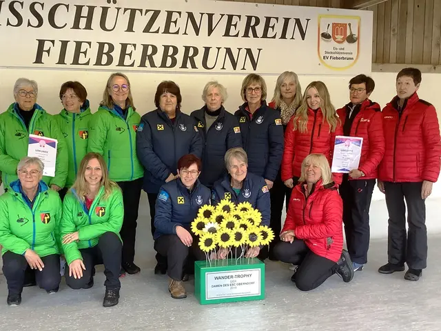 Die drei Erstplatzierten Rang 2 EC Oberndorf, Rang 1 EV Fieberbrunn, Rang 3 ESC Jochberg | Foto: Christian Erhart