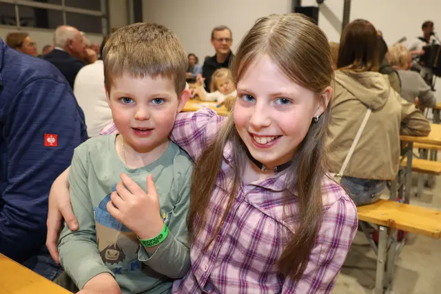 Julian und Sophie waren mit ihrem Papa auf der Schardenberger Mostkost. | Foto: Markus Bäumler/zema-medien.de