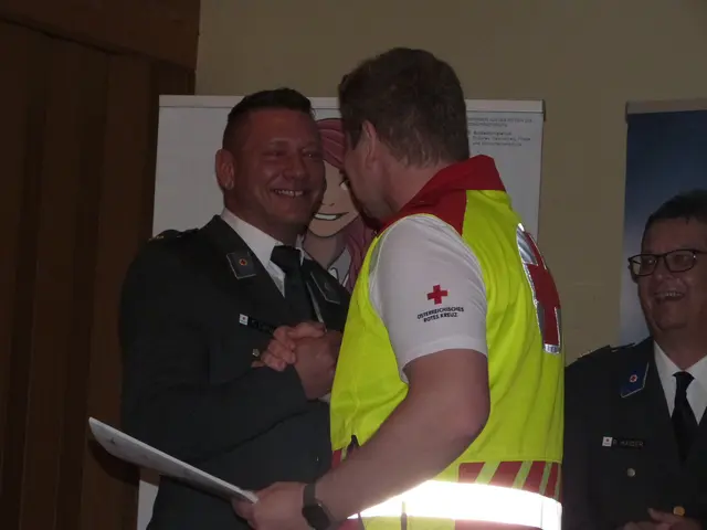 Franz Michael Lang, Dienstführender des Rettungsdienst gratulierte Furtner David zum neuen Titel "Haupthelfer".  | Foto: Vanessa Wittmann