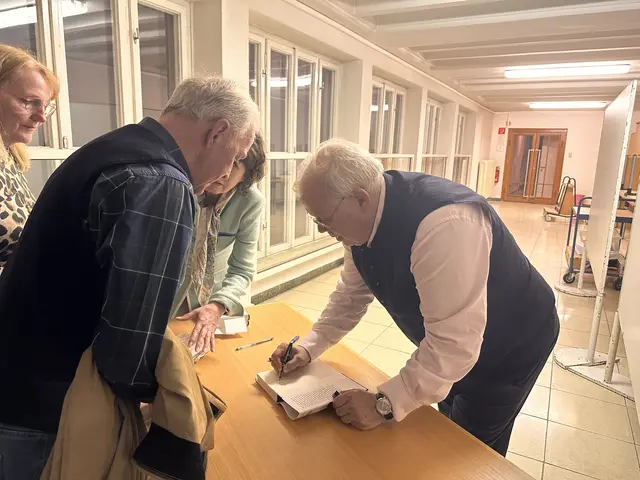 Im Anschluss an die Präsentation und die Fragerunde stand Wehrschütz  noch für Fotos und Buchsignaturen bereit.  | Foto: Lisa Stöckl
