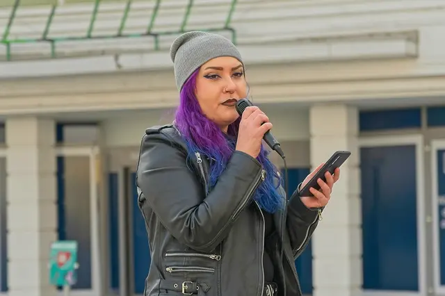 Eine Rede hielt auch Tris Endl, Obmensch-Stellvertreterin des Vereins St. Pride. | Foto: Katharina Schrefl