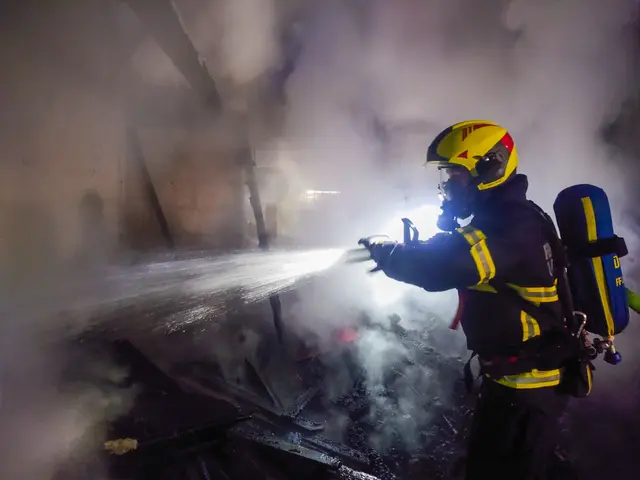 Beim Eintreffen der ersten Einsatzkräfte drohte das Feuer, auf das angrenzende Wohnhaus überzugreifen.  | Foto: FF Loosdorf