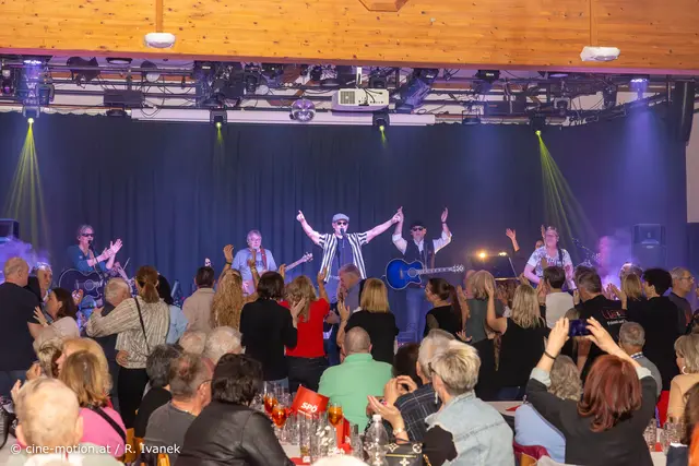 Bekannte Austropop-Lieder ließen die Anwesenden Mitsingen, Mitklatschen oder Tanzen. | Foto: cine-motion.at / R. Ivanek