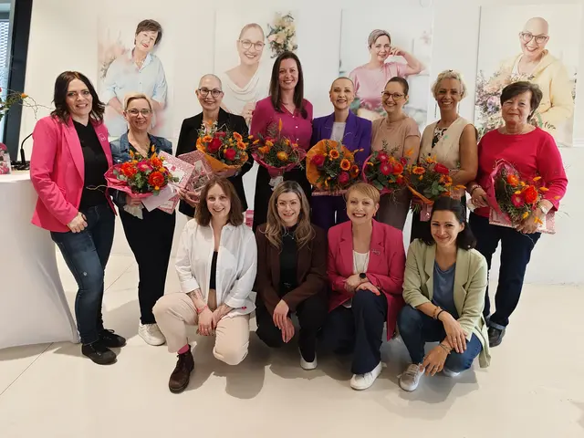 Das Team von "Feel Again" mit ehemals oder aktuell betroffenen Frauen, die ihre Geschichte im Rahmen der Ausstellung der Öffentlichkeit  präsentieren. | Foto: Eva Lacher-Dörfler