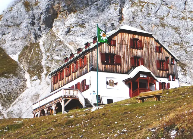 Das Guttenberghaus am Fuße des Dachsteins liegt auf 2.146 Meter Seehöhe und ist damit die höchstgelegene Schutzhütte der Steiermark. | Foto: Walter Bastl