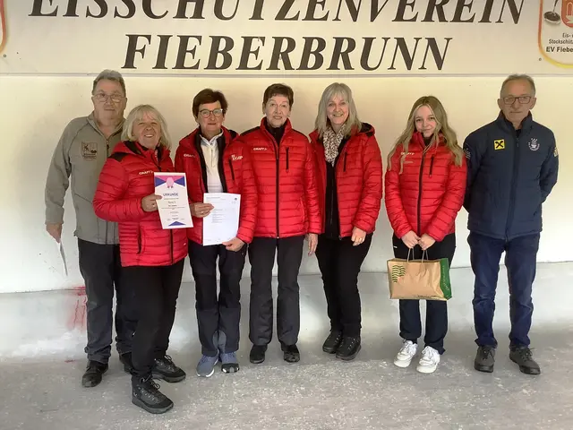 Rang 3 ESC Jochberg; Christina Weißkopf, Margred Landmann, Vroni Salfenmoser, Marianne Luxner, Natalie Aberger, mit den Gratulanten Andi Aberger und Markus Holzmann | Foto: Christian Erhart