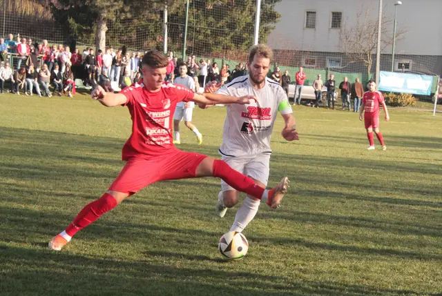 Das Derby Zuberbach gegen Markt Neuhodis wurde mit viel Einsatz und Emotionen geführt. Die Gastgeber siegten vor 300 Zuschauern verdient mit 2:0. | Foto: Peter Seper