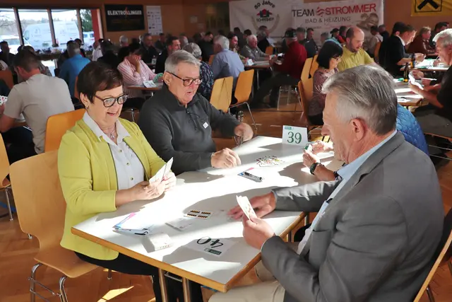 Bgm. Waltraud Walch hatte als Partner in Runde 2 Alois Fötsch gezogen. Fötsch ist Ehrenmitglied des ÖKB-Landesverbandes und   Protektor vom Kameradschaftsbund Dobl. 


 | Foto: Edith Ertl