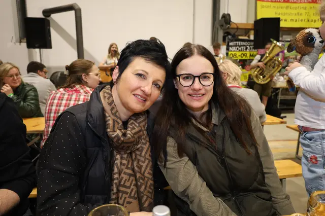 Gabi und Magdalena freuen sich über einen tollen Mostkostabend in Schardenberg. | Foto: Markus Bäumler/zema-medien.de
