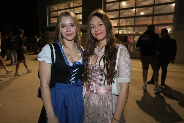 Lavinia und Sarah gingen beide in fescher Tracht zur Schardenberger Mostkost. | Foto: Markus Bäumler/zema-medien.de