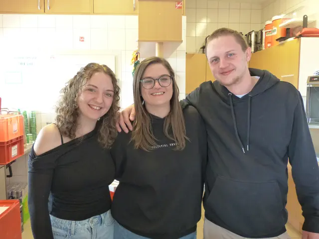 Das Team der Jugend kümmerte sich um die Begrüßung der Gäste am Eingang.  | Foto: Vanessa Wittmann