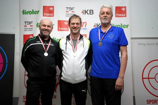 Franz Mair (Mitte - SG Innervillgraten) holte Gold in der Seniorenwertung 2 mit dem Luftgewehr bei den Landesmeisterschaften in Innsbruck | Foto: Christian Kramer / TLSB