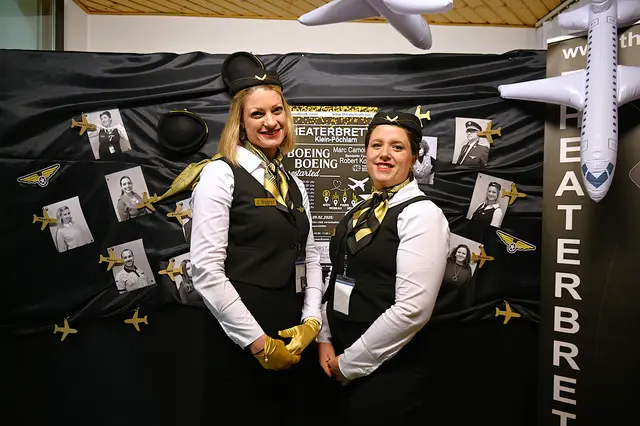 Flugbegleiterinnen: Julia Wagner und Caroline Höchtl  sorgen für einen turbulenten Theaterflug voller überraschender Wendungen. | Foto: Gerlinde Siebenhandl