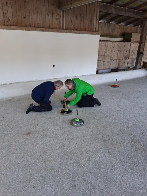 Brigitte Müller ESV Erpfendorf und Janet Rosenkranz beim entscheidenden Messvergleich im Spiel um Rang zwei und vier. | Foto: Christian Erhart