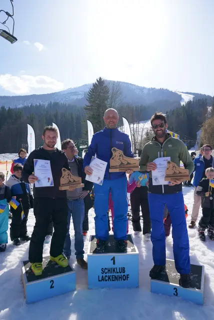 Udo Landbauer mit Sieger Thomas Fahrngruber und Kindern, strahlte mit der Sonne um die Wetter | Foto: FPÖ Niederösterreich.