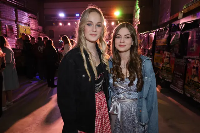 Isabelle und Alina feierten im Barzelt. | Foto: Markus Bäumler/zema-medien.de