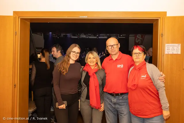 Katharina Csida (GR Himberg), Nationalratsabgeordnete Silvia Kumpan-Takacs), Bürgermeister Thomas Schwab und Michaela Buczolits (vlnr). | Foto: cine-motion.at / R. Ivanek